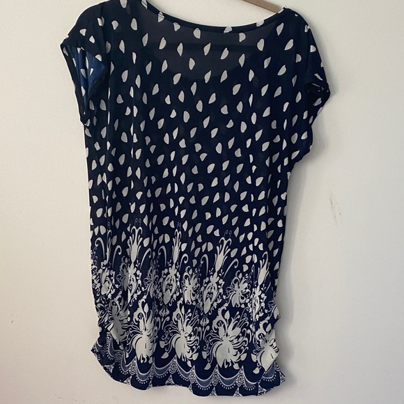 Chic Navy and White Blouse - Picture 3 of 4